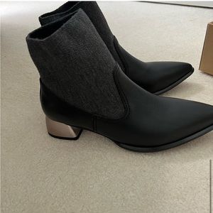 ALL BLACK | women’s heeled boot NWOT